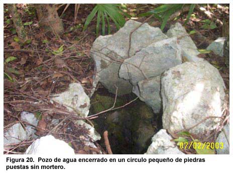 Figura 20. Pozo de agua encerrado en un círculo pequeño de piedras puestas sin mortero.