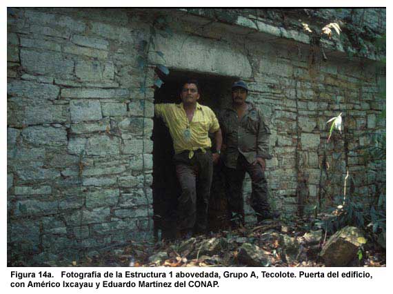 Figura 14a. Fotografía de la Estructura 1 abovedada, Grupo A, Tecolote. Puerta del edificio, con Américo Ixcayau y Eduardo Martínez, del CONAP.