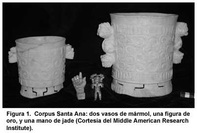 Figura 1. Corpus Santa Ana: dos vasos de mármol, una figura de oro y una mano de jade (cortesía del Middle American Research Institute). Haga clic sobre la imagen para agrandar.