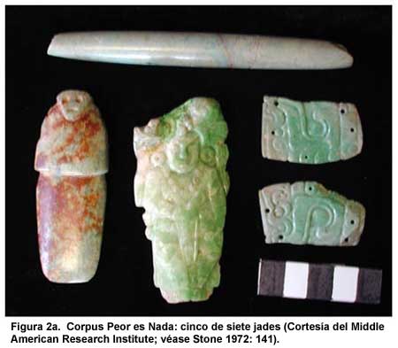 Figura 2a. Corpus Peor es Nada: cinco de siete jades (Cortesía del Middle American Research Institute; véase Stone 1972: 141).