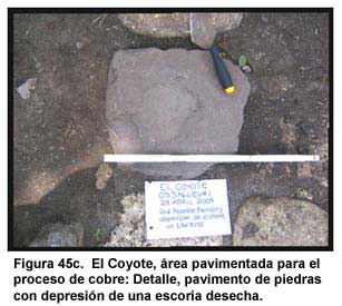 Figura 45c. El Coyote, área pavimentada para el proceso de cobre: Detalle, pavimento de piedras con depresión de una escoria desecha.